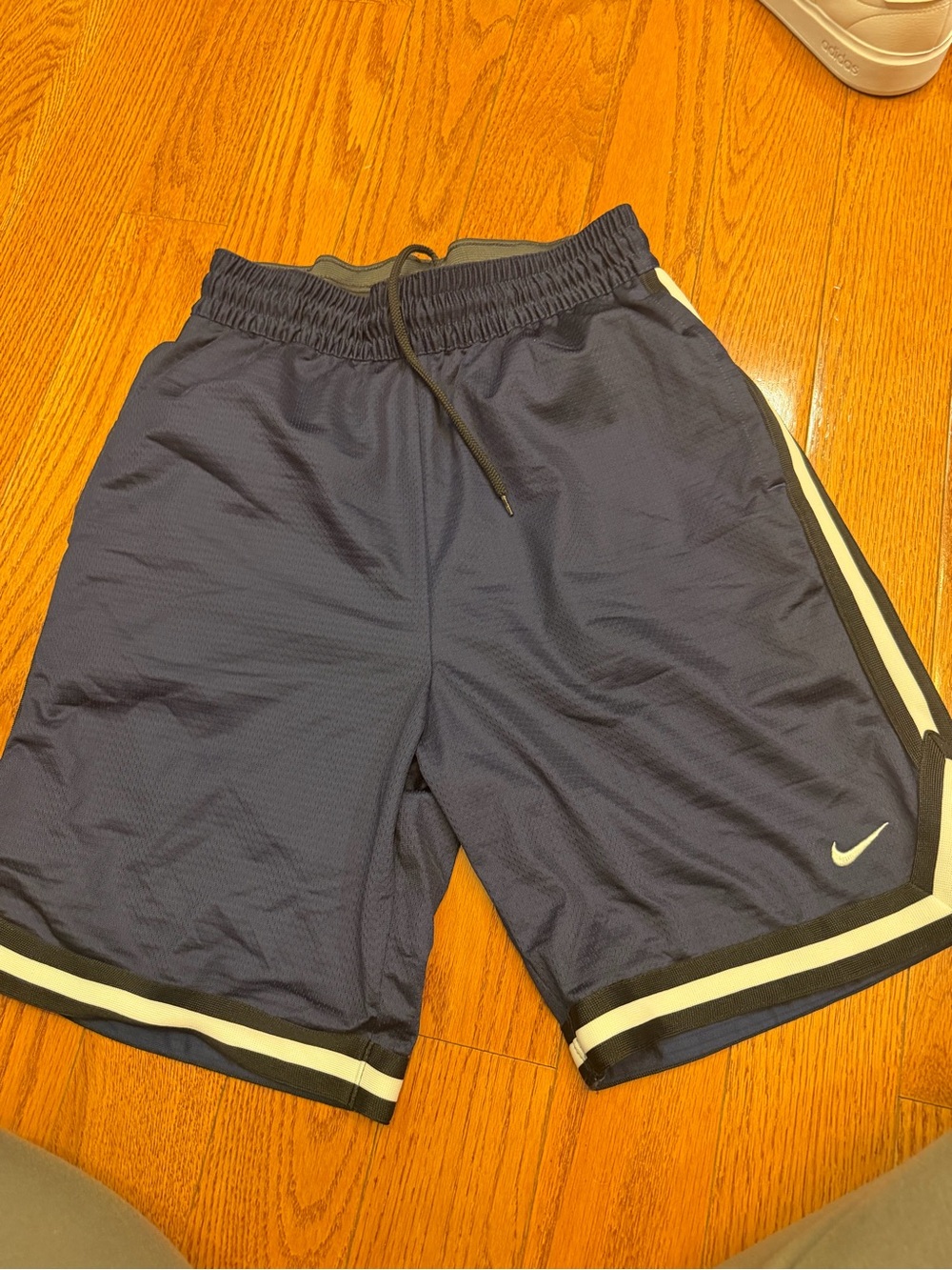 Nike Navy Blue Athletic Basketball Shorts with White Stripe size Small Men’s